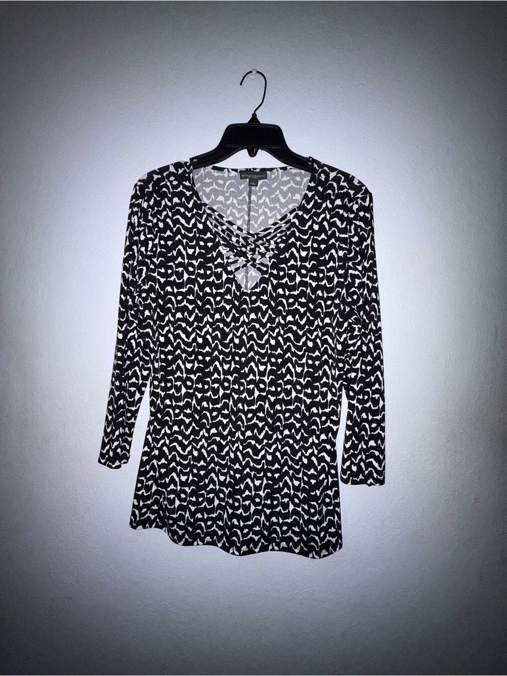 BOLD elements Black & White Lace-Up V-Neck Long Sleeve Top